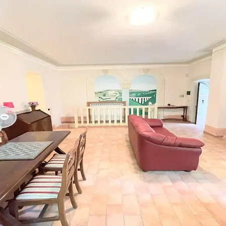 Detached Centrally Located - Car Unnecessary - Wifi - Sleeps 10 * ספולטו
