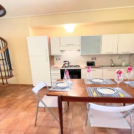 Detached Centrally Located - Car Unnecessary - Wifi - Sleeps 10 וילה ספולטו