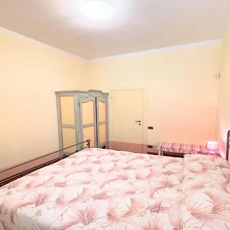 Detached Centrally Located - Car Unnecessary - Wifi - Sleeps 10
