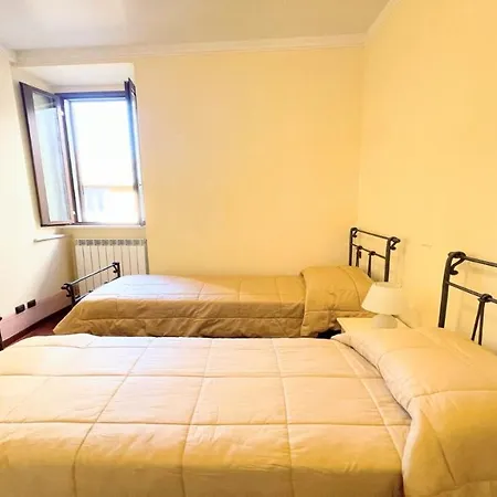 Detached Centrally Located - Car Unnecessary - Wifi - Sleeps 10 *
