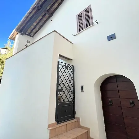 Detached Centrally Located - Car Unnecessary - Wifi - Sleeps 10 וילה *