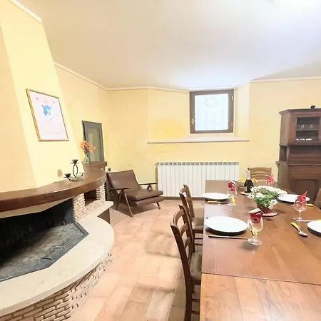 Detached Centrally Located - Car Unnecessary - Wifi - Sleeps 10 וילה ספולטו