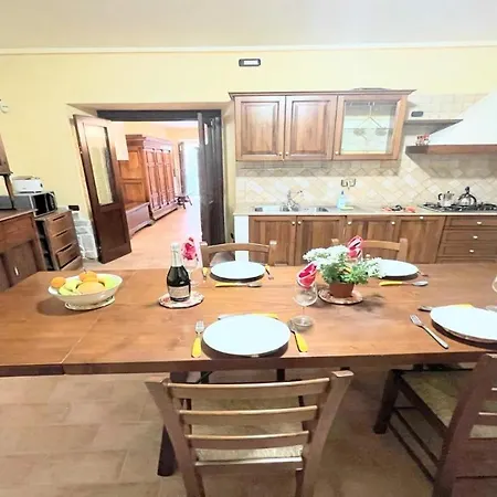 Detached Centrally Located - Car Unnecessary - Wifi - Sleeps 10
