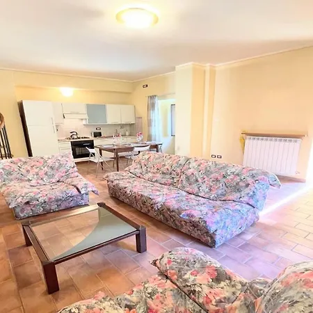 Detached Centrally Located - Car Unnecessary - Wifi - Sleeps 10 וילה ספולטו