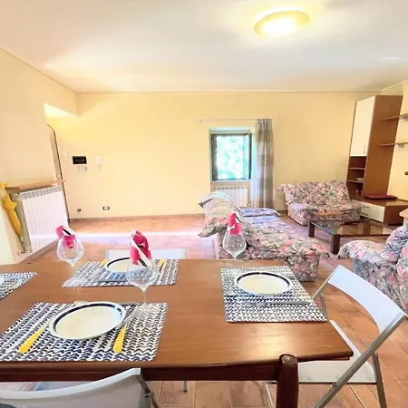 Detached Centrally Located - Car Unnecessary - Wifi - Sleeps 10