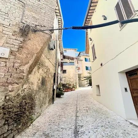 Detached Centrally Located - Car Unnecessary - Wifi - Sleeps 10 ספולטו