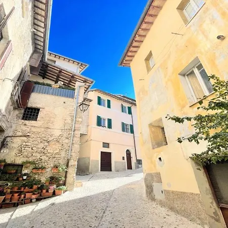 Detached Centrally Located - Car Unnecessary - Wifi - Sleeps 10
