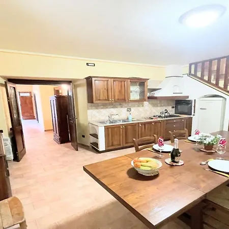 Detached Centrally Located - Car Unnecessary - Wifi - Sleeps 10