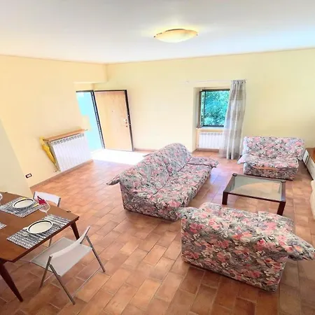 Detached Centrally Located - Car Unnecessary - Wifi - Sleeps 10 וילה ספולטו