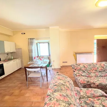 Detached Centrally Located - Car Unnecessary - Wifi - Sleeps 10