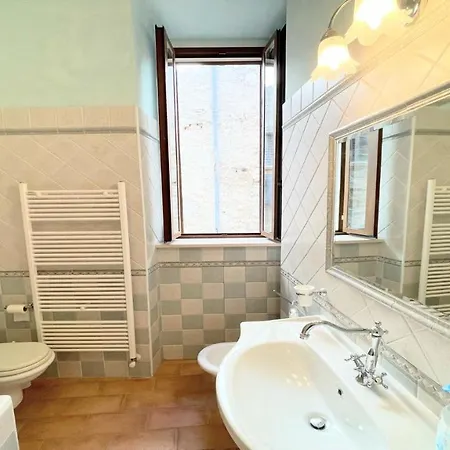 Detached Centrally Located - Car Unnecessary - Wifi - Sleeps 10 וילה ספולטו