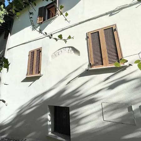 Detached Centrally Located - Car Unnecessary - Wifi - Sleeps 10 *