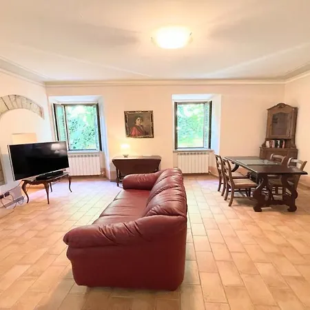 Detached Centrally Located - Car Unnecessary - Wifi - Sleeps 10 *