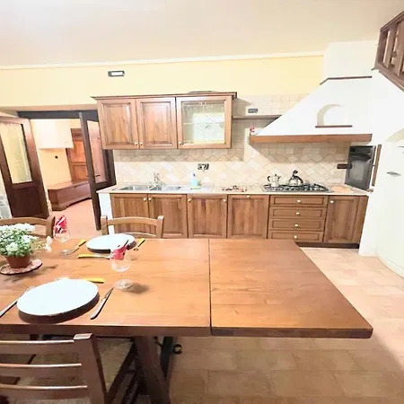 Detached Centrally Located - Car Unnecessary - Wifi - Sleeps 10 *