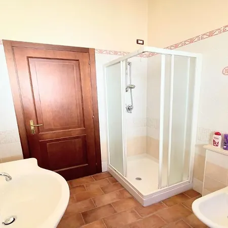 Detached Centrally Located - Car Unnecessary - Wifi - Sleeps 10