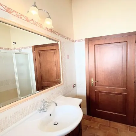 Detached Centrally Located - Car Unnecessary - Wifi - Sleeps 10 *