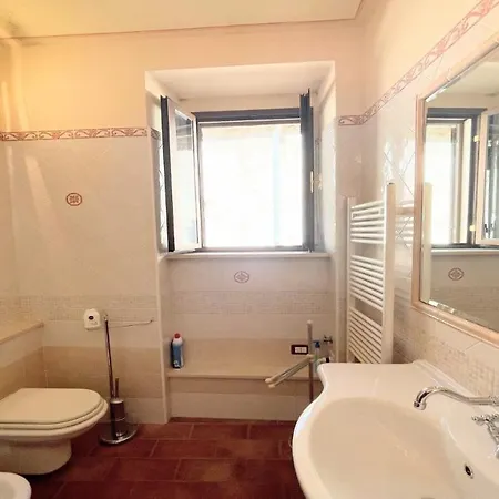 Detached Centrally Located - Car Unnecessary - Wifi - Sleeps 10 ספולטו